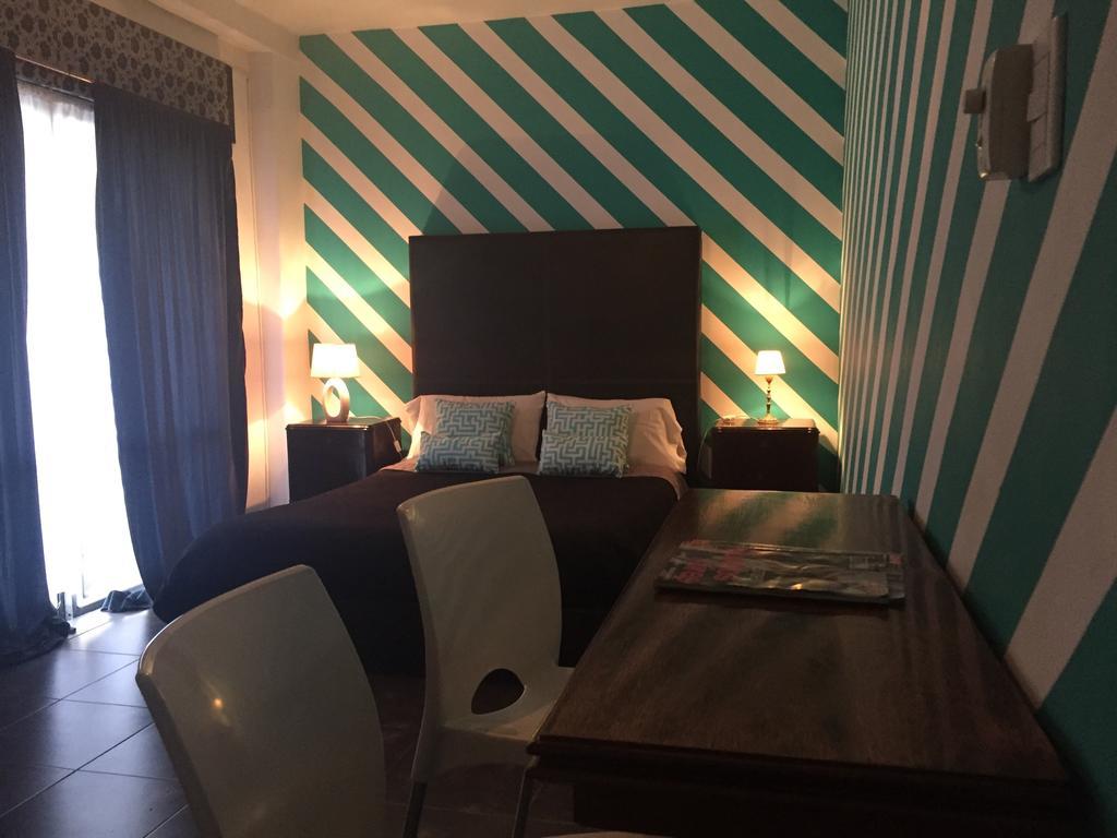 Defensa 821 Bed And Breakfast บัวโนสไอเรส ภายนอก รูปภาพ